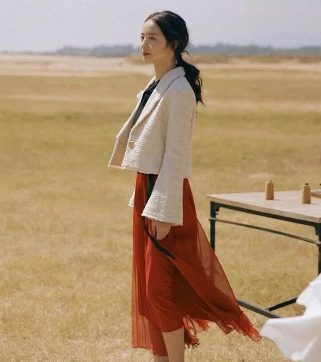  『红色』刺绣毛衣、浪漫百褶裙，这10件大红单品才美得惊艳。