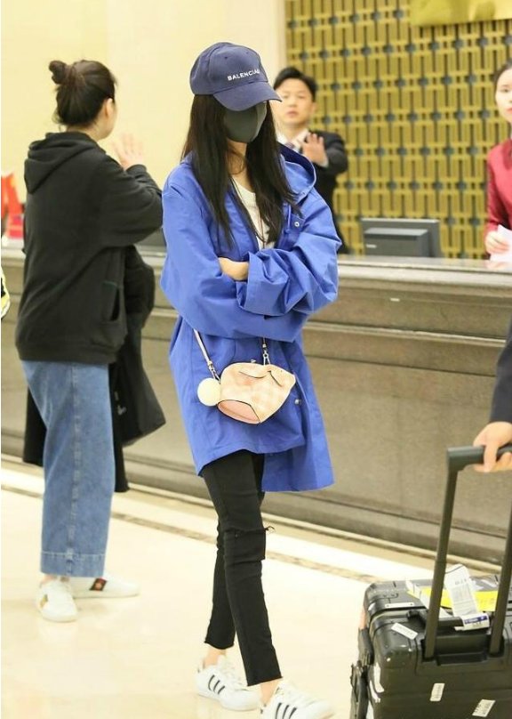 杨幂又双叒叕瘦了，黑色紧身裤硬是穿成直筒裤，网友:她有70斤吗