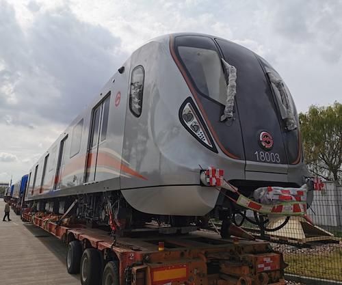  列车■18号线首列车今抵沪 车头开放式设计 车厢可无线充电