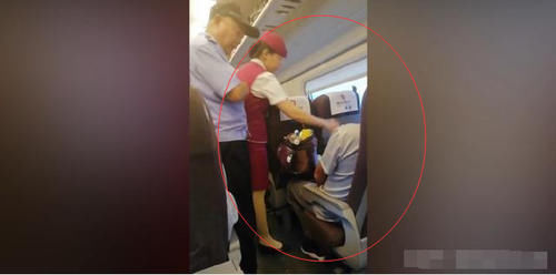 男子竟然在高铁上抽烟,乘警过来劝阻,结局让人意外！
