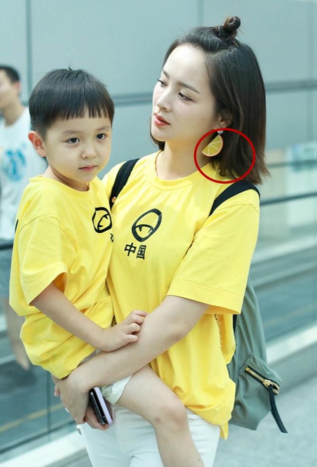 大麟子和邓莎亲子装现身机场,小小年纪要潮过妈妈的节奏