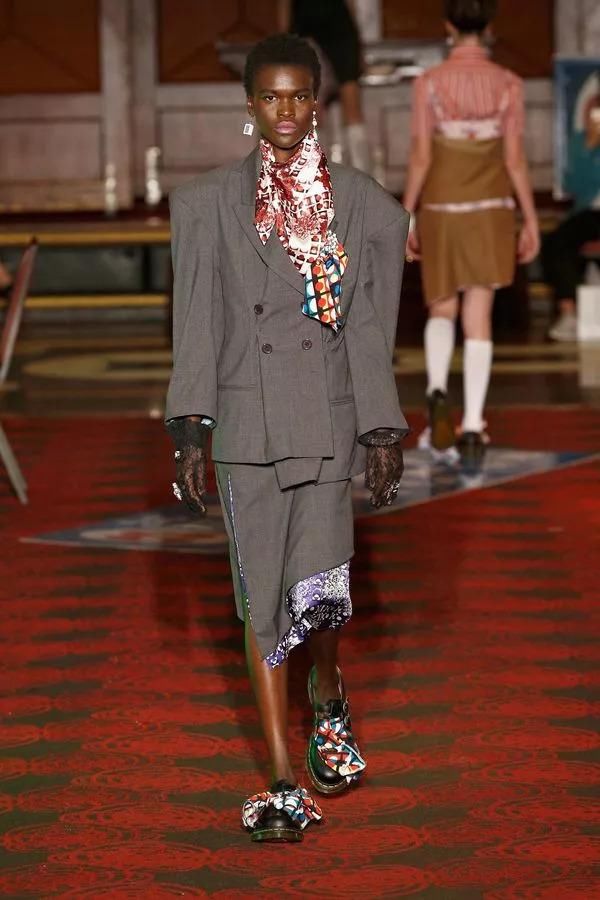 在唐人街的中餐馆打麻将，中式旗袍和解构西装完美结合，打造最中