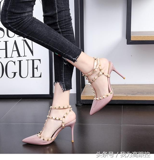 方锥铆钉布置于丁字式扣带上的性感高跟鞋