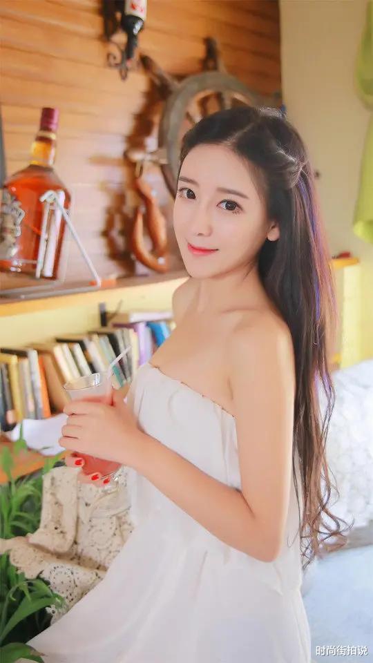 小美女|街拍:时尚穿着的小美女,可爱脸蛋,让人心动不已