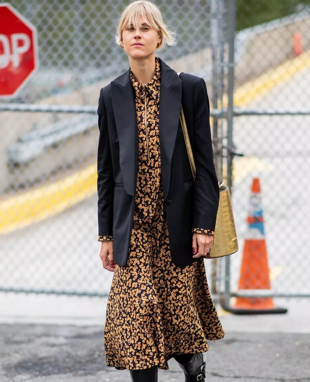  搭配碎花裙：春日清风徐来,碎花裙扬起裙摆美得刚刚好~