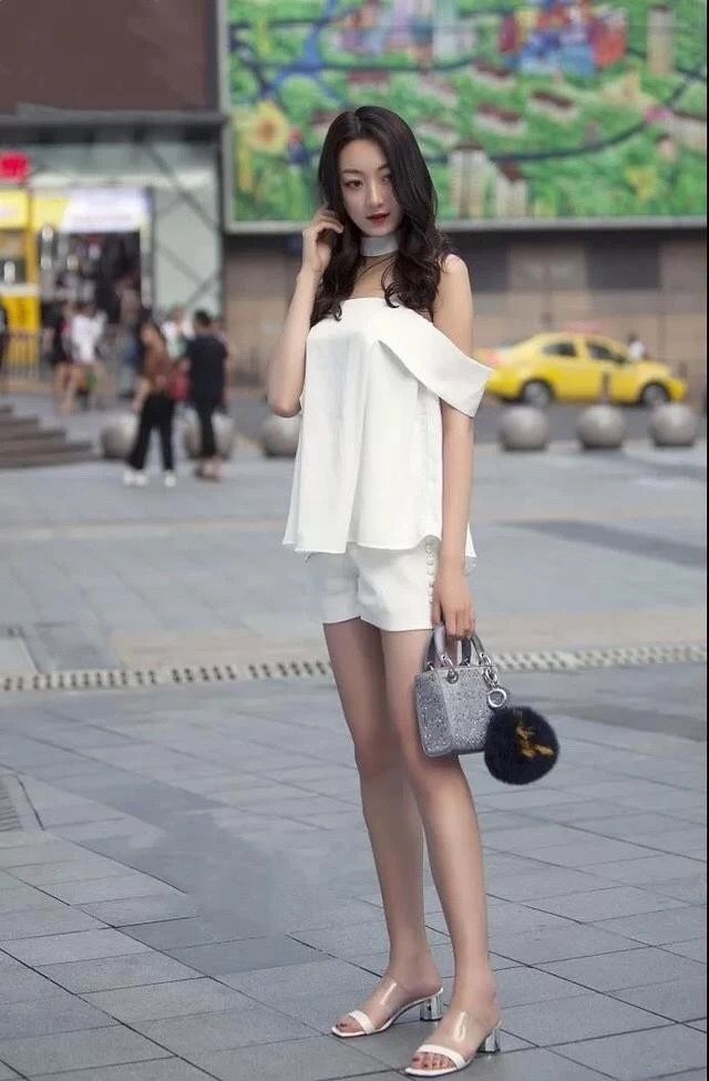 街拍丨穿黑色性感，穿白色清纯?是时候改观了!
