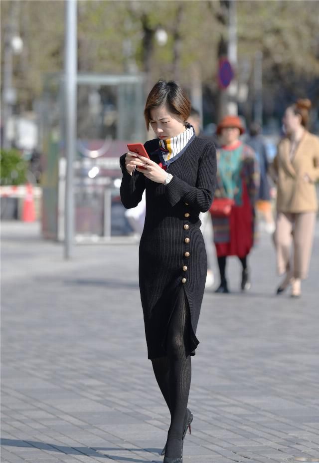  #针织#黑色丝袜搭配高跟鞋，春季搭配更好看，紧身针织长裙更显身材