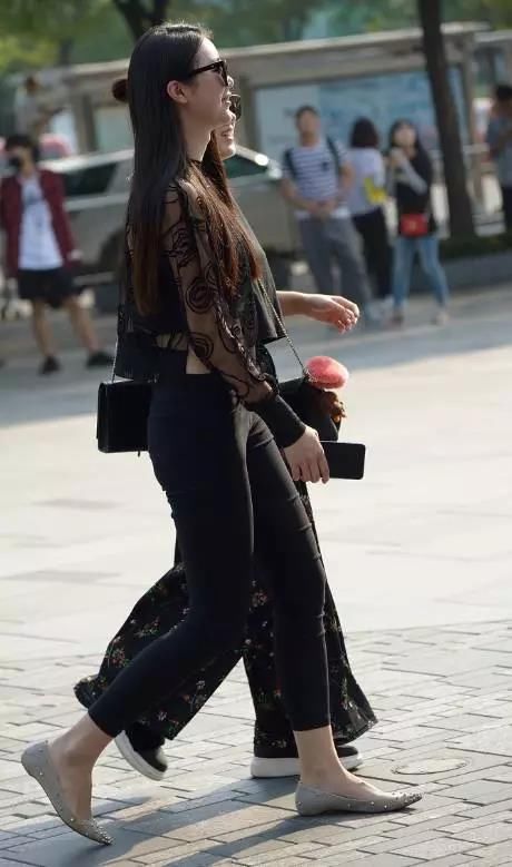 街拍：闺蜜在一起长了，连穿衣服都互相影响，风格越来越相近！