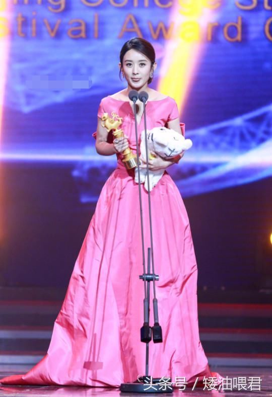 赵丽颖真会玩!裙子从正面看像床单，背后亮了，原来你是要上天啊