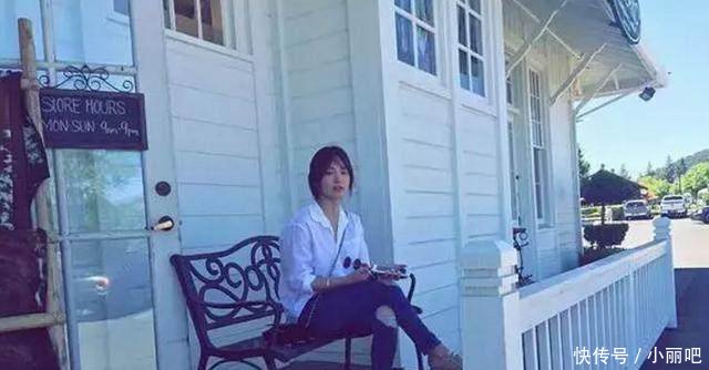 36岁宋慧乔身穿粉色套装现身活动，不料衣服尴尬选错凸显幸福肥