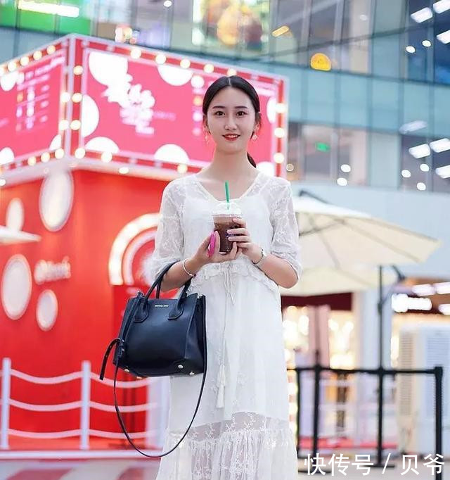 街拍美女把连衣裙穿得这么淑女，魅力绽放