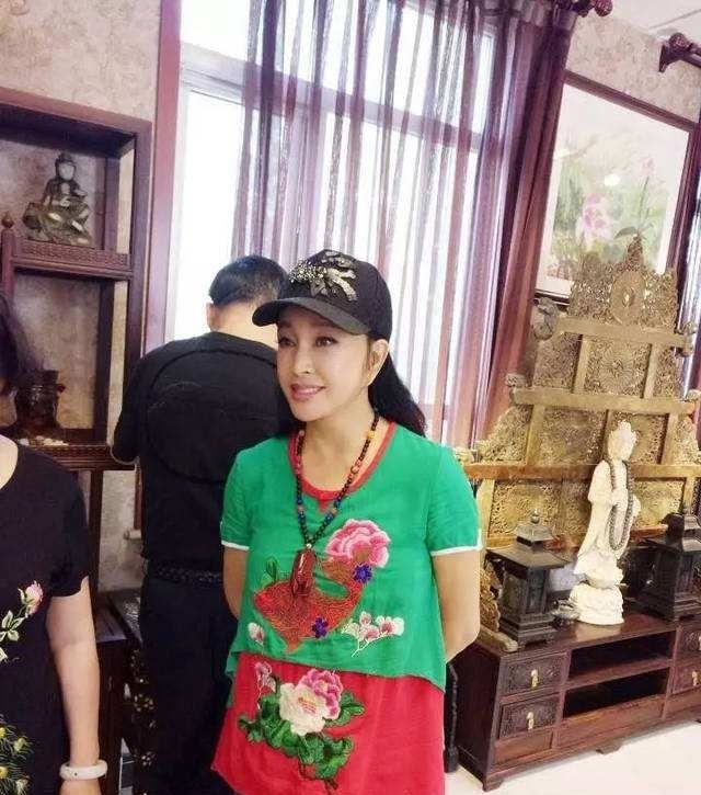 #显得#刘晓庆别装年轻了，脖子上的皱纹真藏不住，怎么看都是老年人！