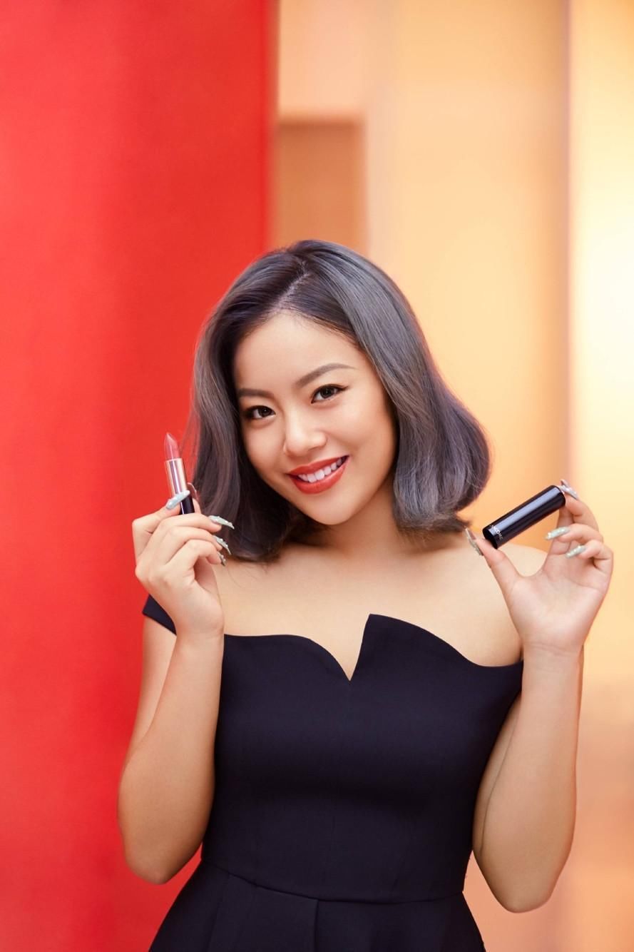 王菊太霸气!穿超短裤配白靴,一身肉肉网友感叹:自信最美