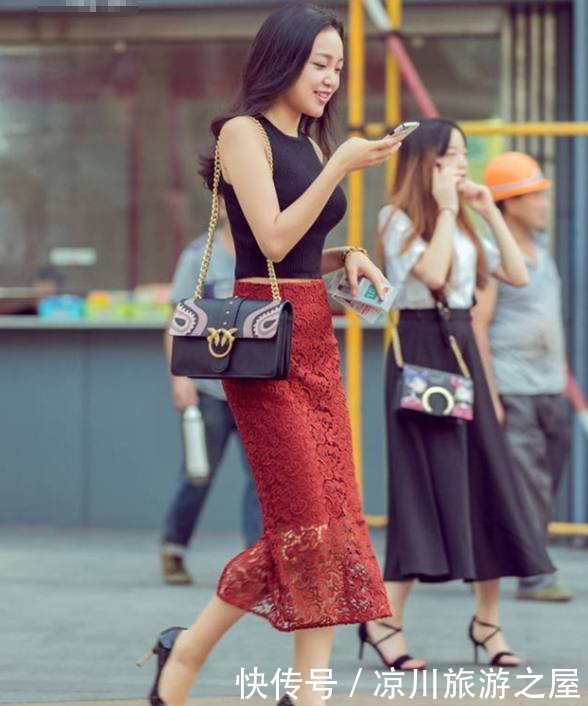 路人街拍漂亮女人大方展示完美身材，一颦一笑都让人着迷