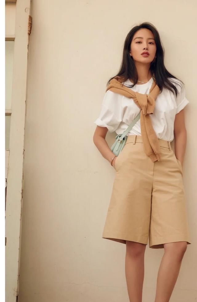  杨采钰■穿基础款大地色系,是一种怎样的体验?