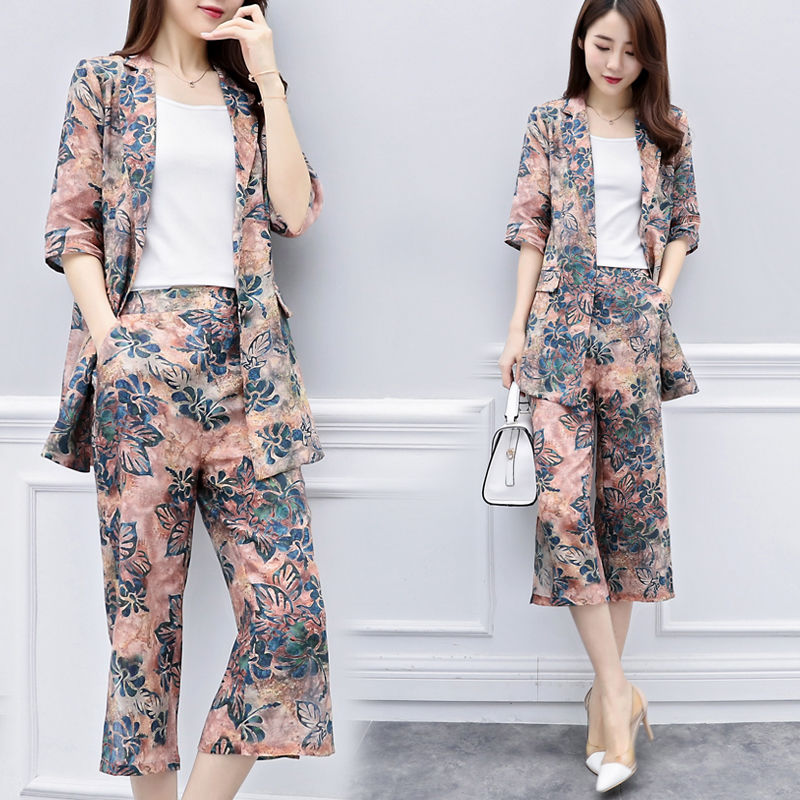 女人不一定漂亮，但一定要有气质，十款“气质套装”，减龄有活力