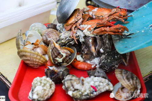 游客扎堆现买现蒸吃海鲜，一桌千元起，常常要10屉海鲜同时蒸