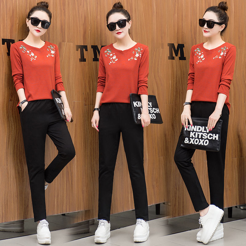 女人再懒，也别穿打底裤出门!秋天流行这样的休闲装，优雅又大方