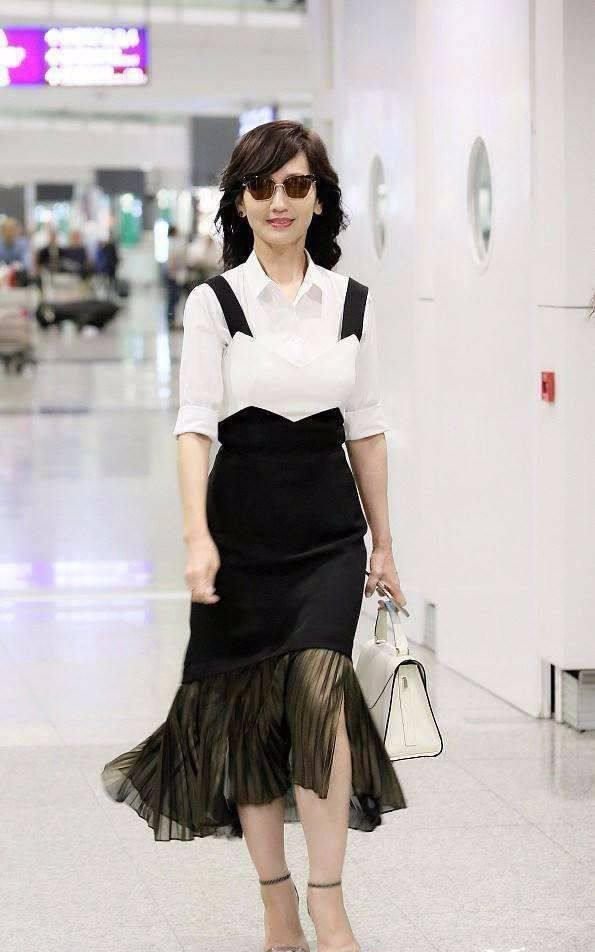 赵雅芝赶潮流玩下衣失踪，还踩10厘米细高跟出门，太拼了