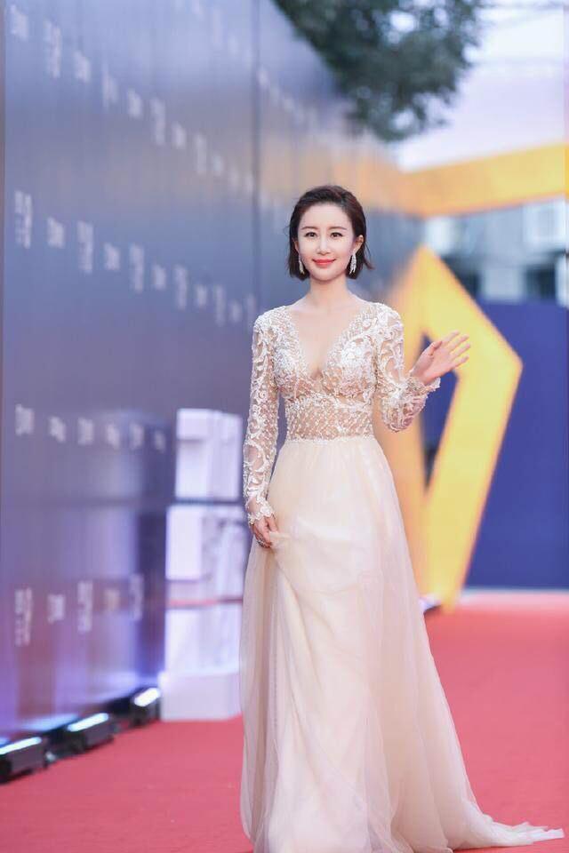 舒畅太敢穿了，一身深V镂空长裙，看一眼就让人挪不开眼睛了