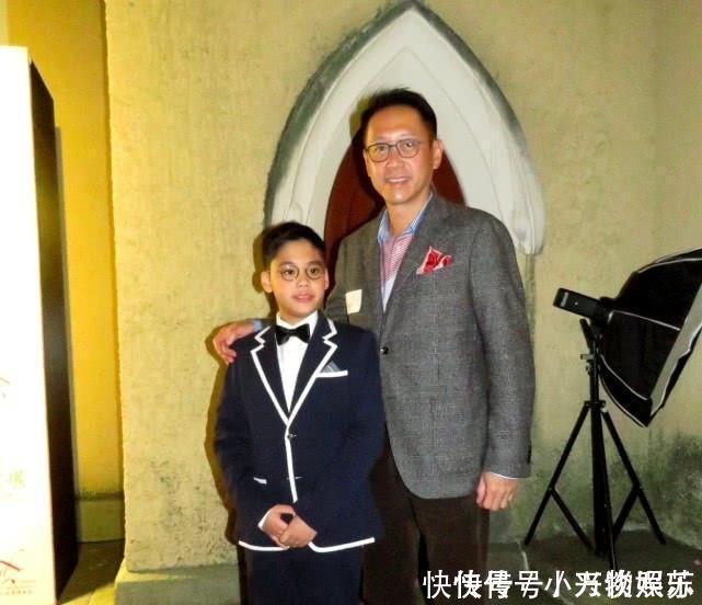 儿子@李嘉欣儿子罕见正面曝光引热议:不像爸爸像泰国王子,看破不说破