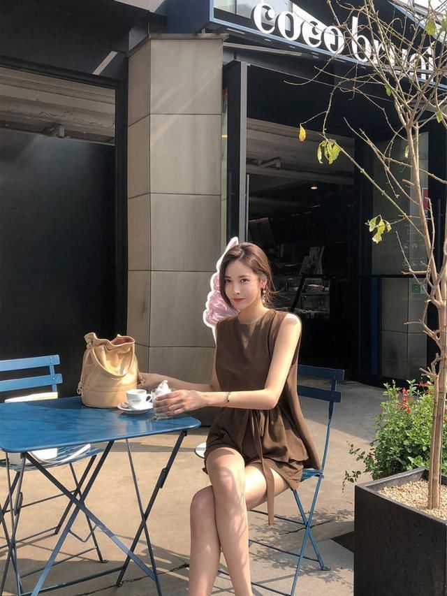 街头 气质出众短裤美女,眉清目秀,一貌倾城!