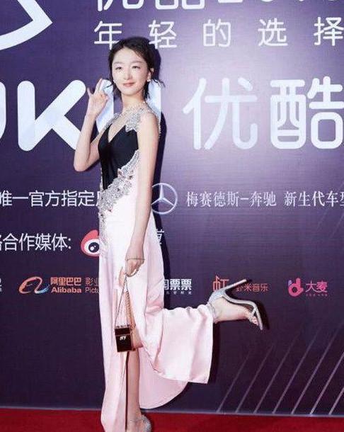 周冬雨身穿人字拖鞋,竟然这么矮!以前高跟鞋支撑走红毯