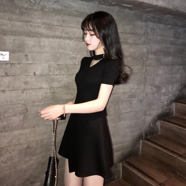 裙子还是穿紧身的最好看，打造迷人S型身材，做一个性感的小女人