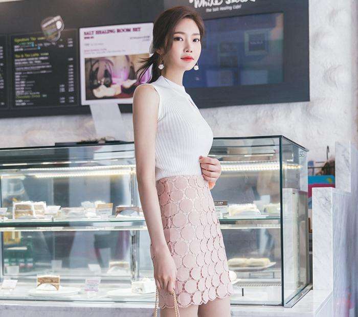 街拍：女神穿镂空包臀裙显气质，这样搭配很吸睛