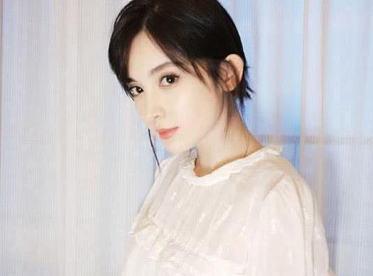 古力娜扎近照认不出,面容精致像“假人”,网友:网红脸的高级版