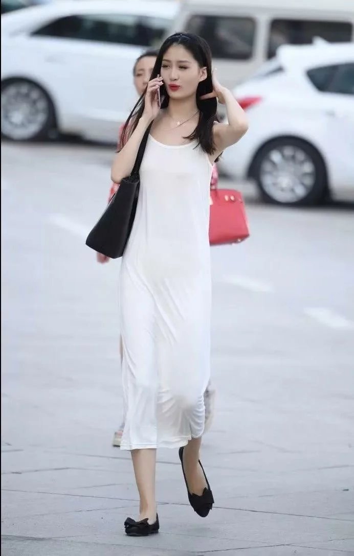 气质小姐姐白色吊带长裙甜美可爱，感觉就好像坠入人间的天使一般