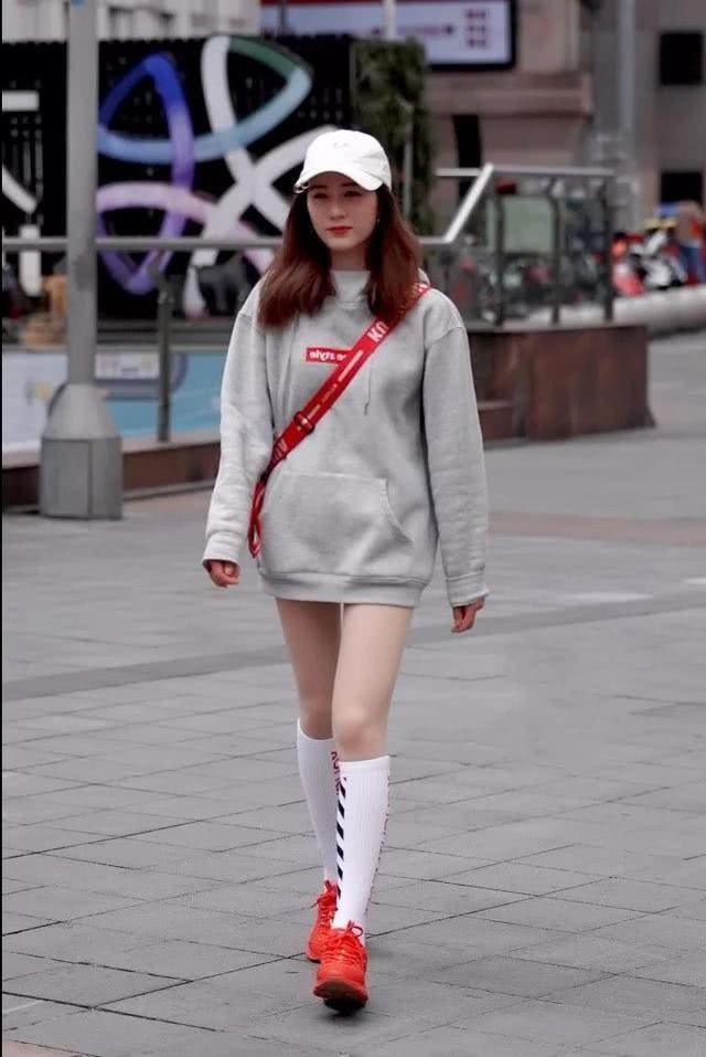 街头尤物个个珠圆玉润，紧身穿搭勾勒出迷人曲线，图8惊艳路人