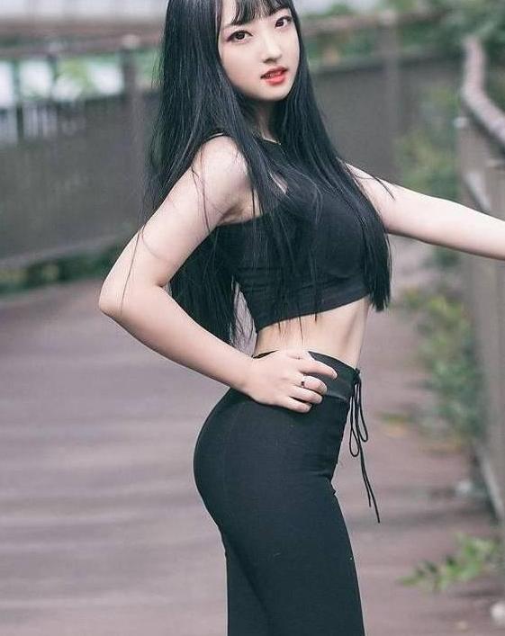 匀称有型的紧身打底裤美女，彰显落落大方的气场！