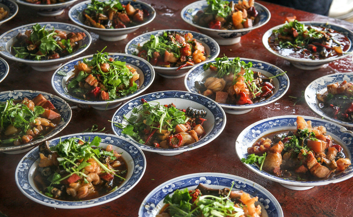 城里人看不懂，农村露天大席，穿着睡衣站着吃