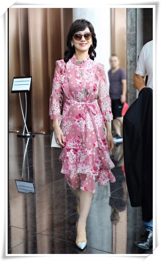 赵雅芝终于不扮嫩,蕾丝上衣老态尽显,网友:这才是63岁该有的样