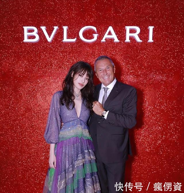 42岁舒淇要逆天穿深V扎丸子头似少女，然而身穿星空裙才叫惊艳