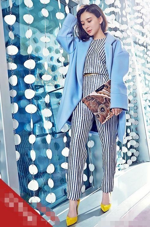 熊乃身穿西服外套+直筒裤现身，简单大方，网友:包包太丑了!