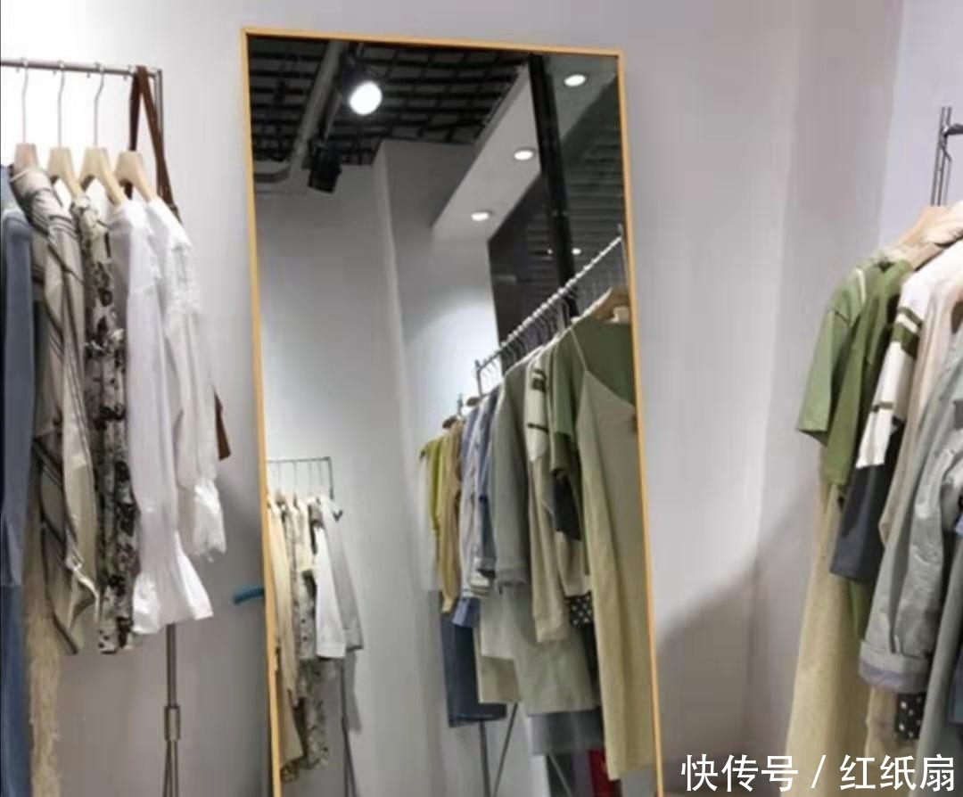 服装店:为什么买衣服的时候,导购员总是让你试?真像太残酷