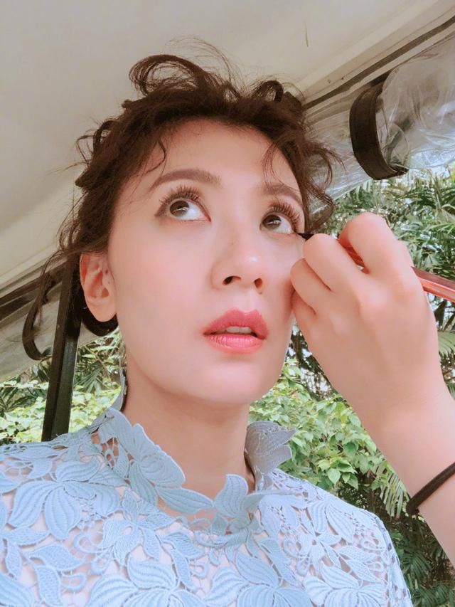 贾静雯性感亮相,网友:p的脸都歪了,长点心吧!