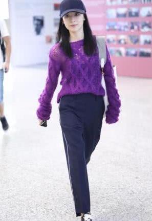 董洁玩小心机,紫色毛衣都是“洞”,黑色内搭全露了