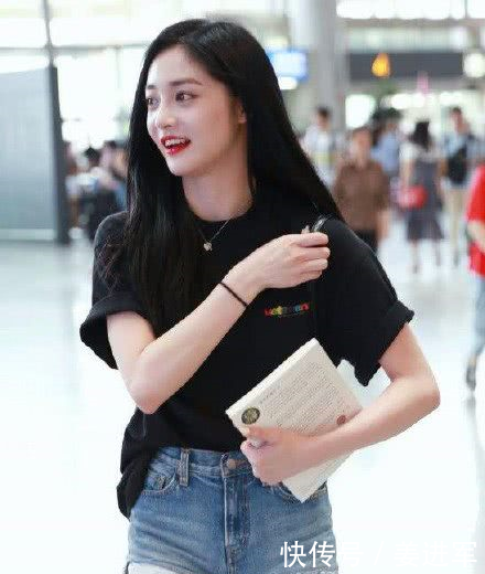 24鞠婧祎和19周洁琼机场秀，网友活力少女和成熟女性既视感