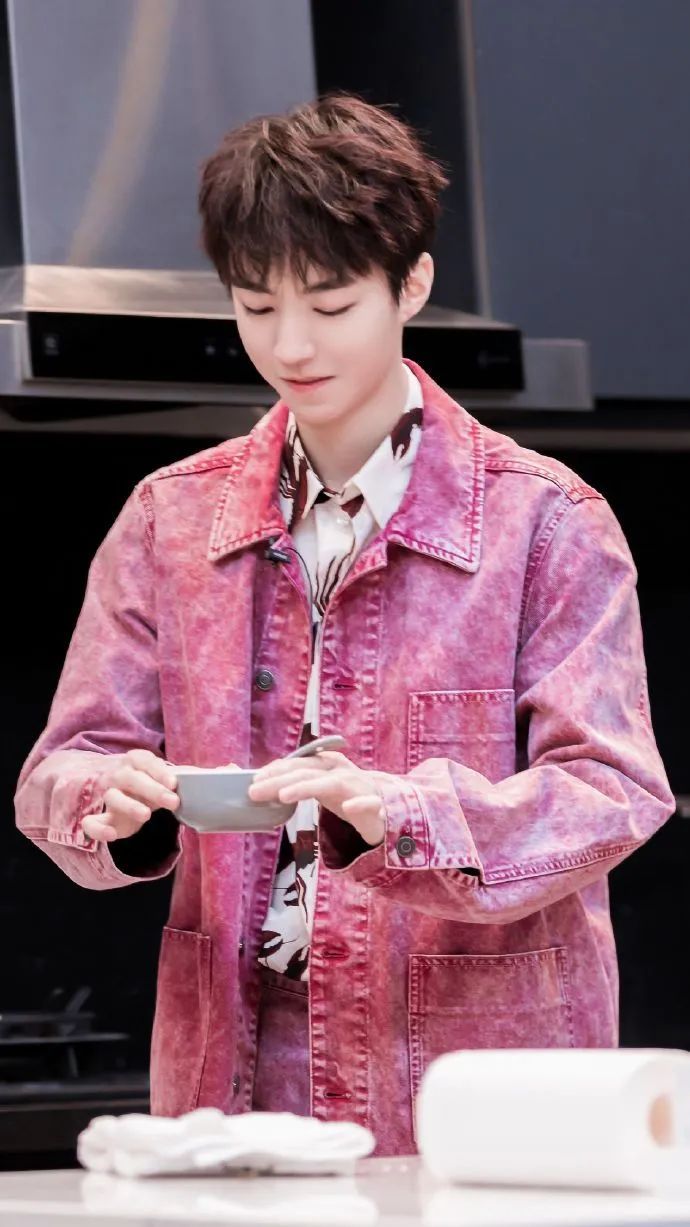  「扶住」王俊凯录节目差点踩空，一旁的邓紫棋一把扶住，引发全场沸腾