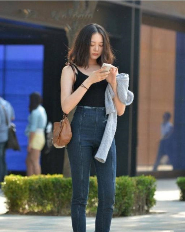 「百褶裙」路人街拍,小姐姐下搭黑色百褶裙,非常甜美,青春又减龄