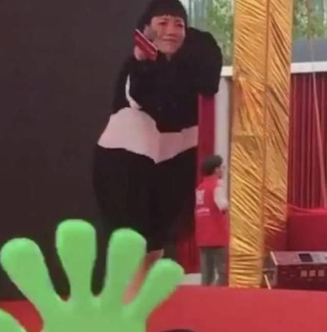  小商@吴莫愁沦落跑小商演，面露苦色尴尬带气氛，昔日顶流歌手太窘迫