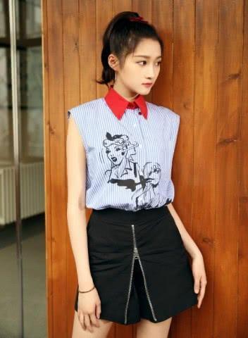 关晓彤也太大胆了，裙子上的拉链只拉了一半，竟意外时尚！