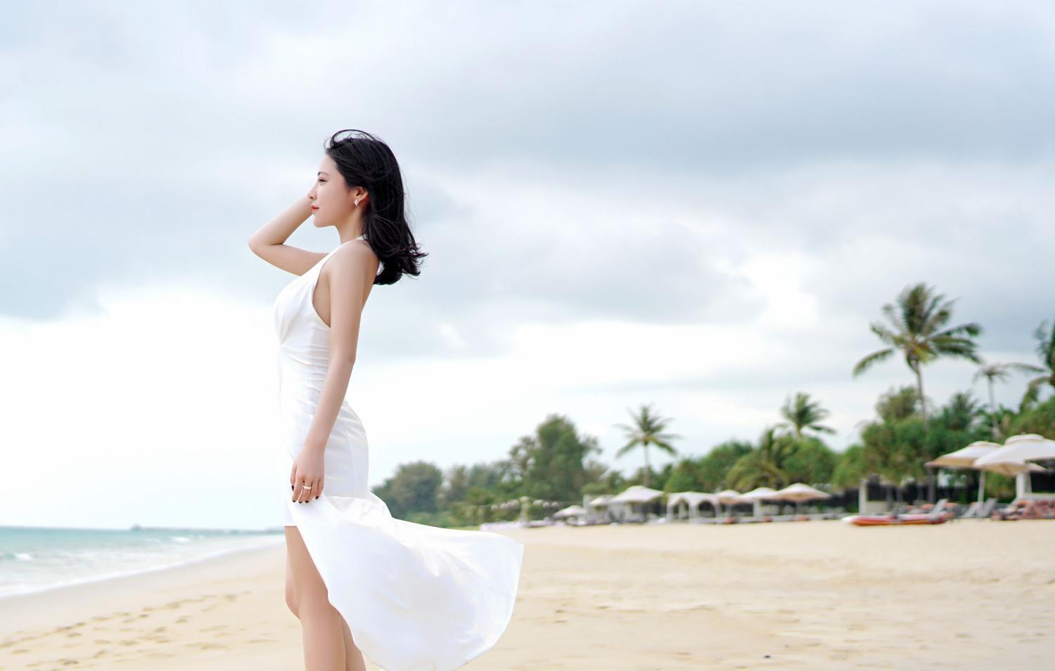 海边沙滩美人 一席白裙如仙子般翩翩漫步