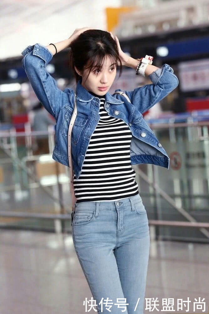 李菲儿嫌裙子太紧，故意在中间剪开叉，网友：敢蹲下吗？