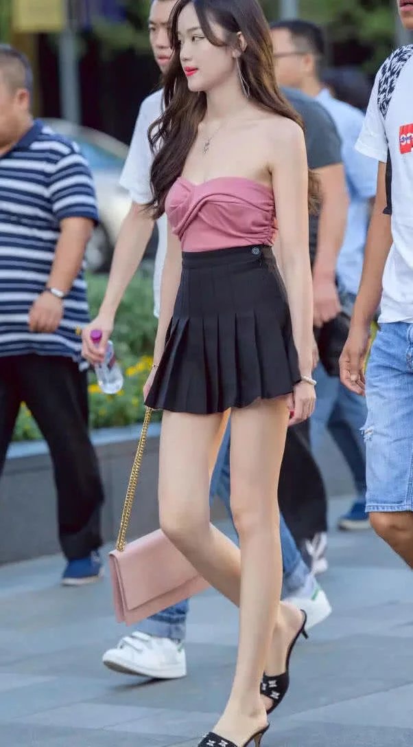 身穿超低抹胸装的俏皮小美眉，竟然这么有女人味