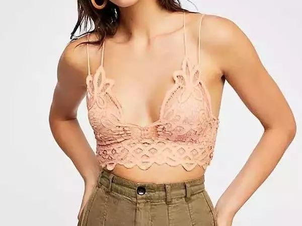 露背露肩深V的妹子别走，你们的内衣呢？