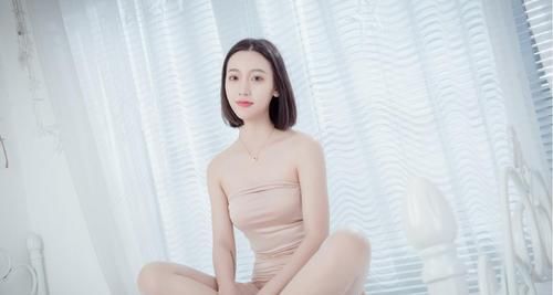 精致■大长腿一览无遗，性感的锁骨精致耀眼，抹胸的短裙款式